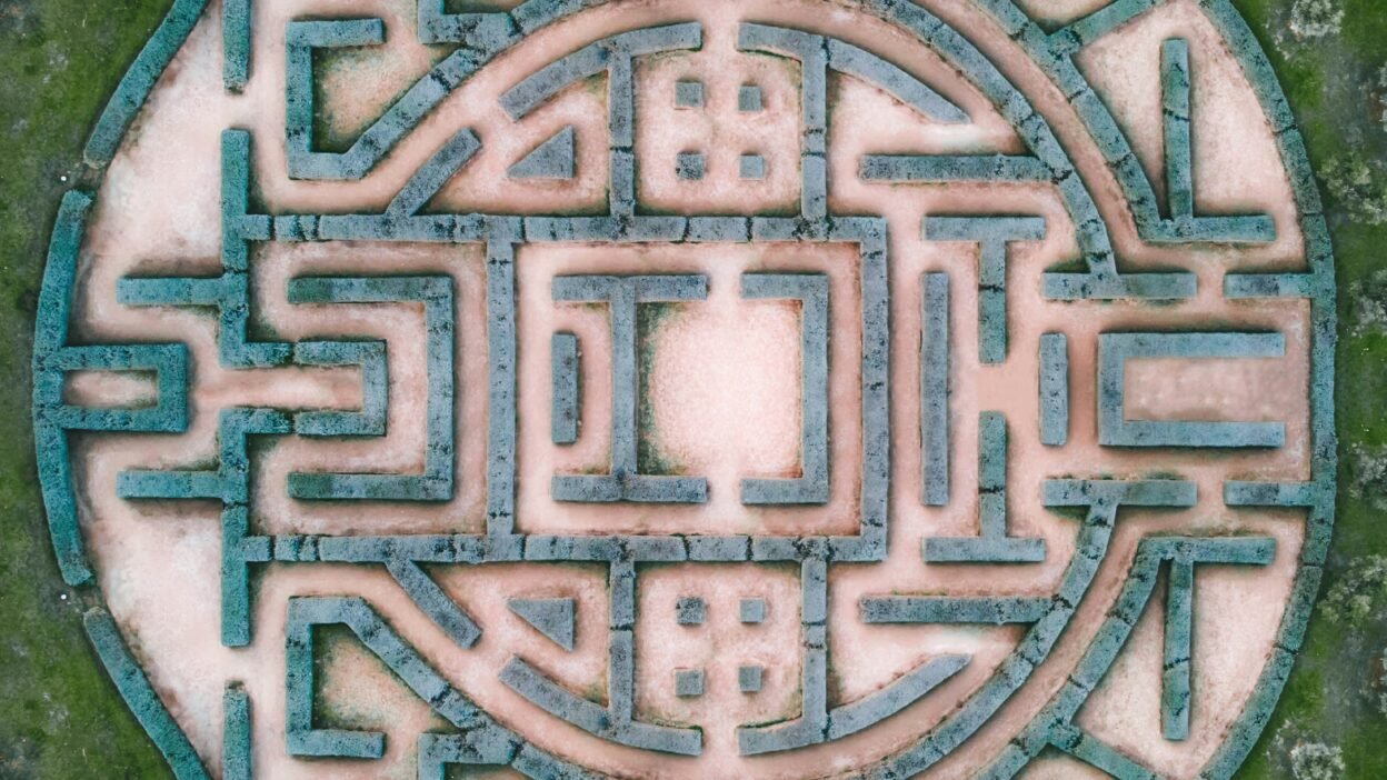 Photo d'un Labyrinthe, schématisant l'essence du livre.