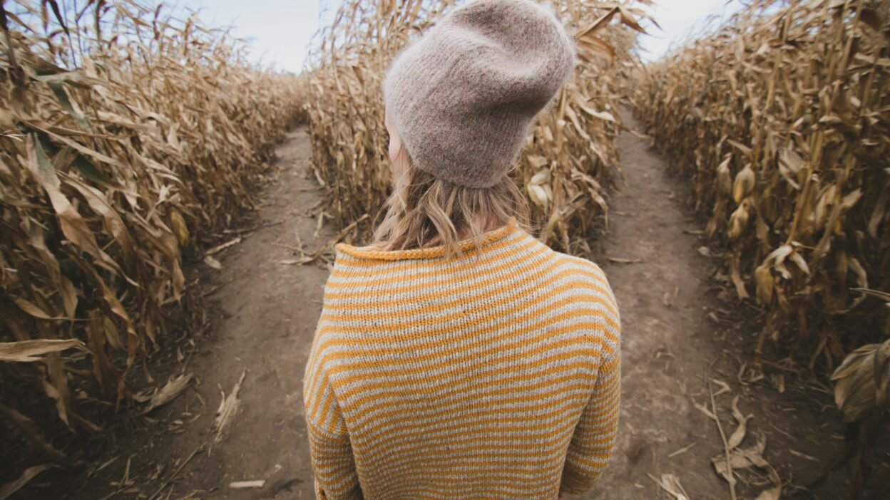 Image d'une personne devant la possibilité d'emprunter deux chemin différent. Symbolise la difficulté de décider.