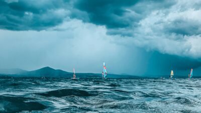 Naviguer avec les autres en pleine tempête